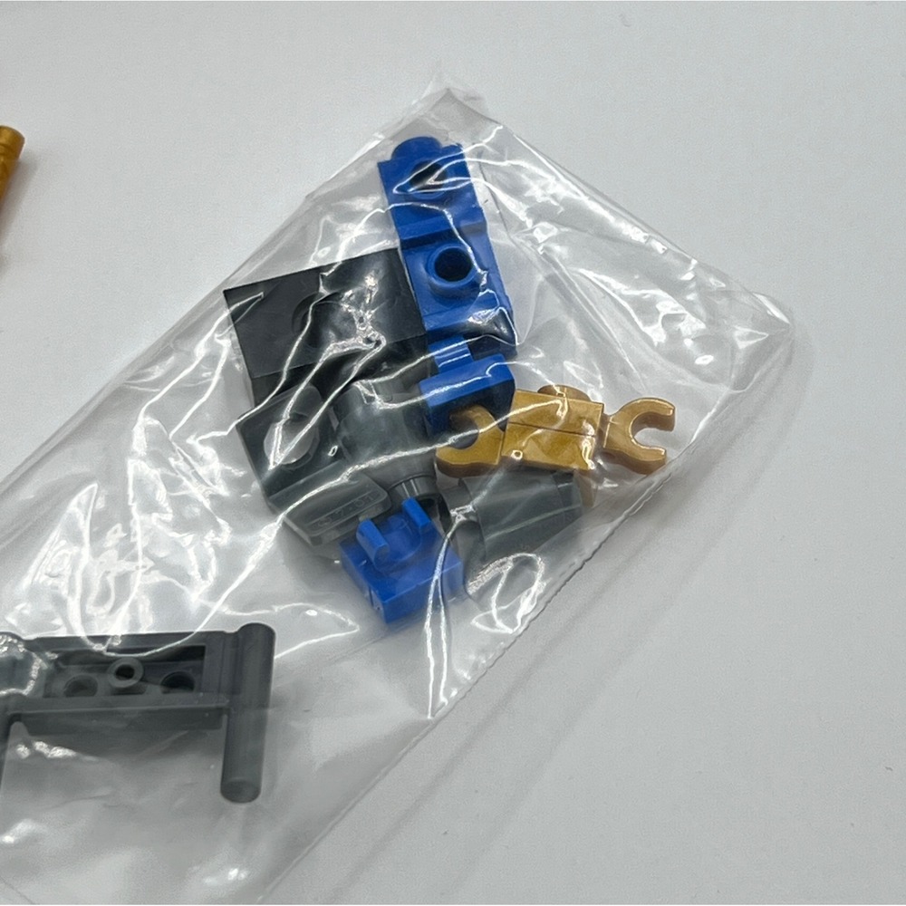 LEGO Ninjago Jay Minifigure Blue Ninja with Gold Katanas and Accessories - Picture 7 of 7